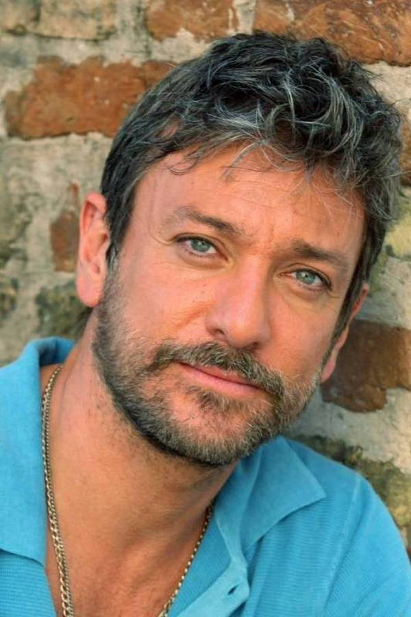 Sergio Assisi as Gustavo in Unique Brothers