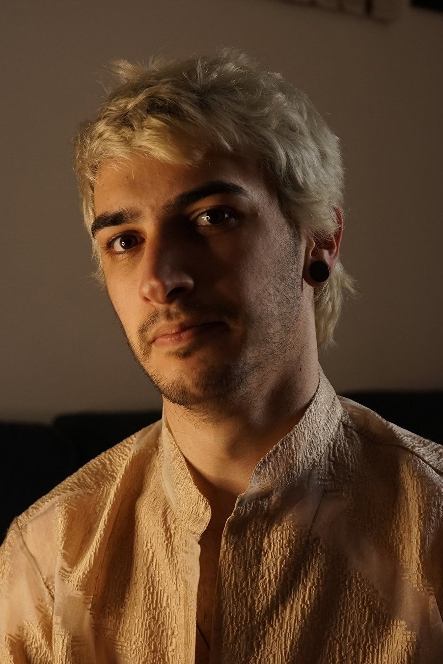 Victor Di Marco as Lorenzo in Quinquilharia