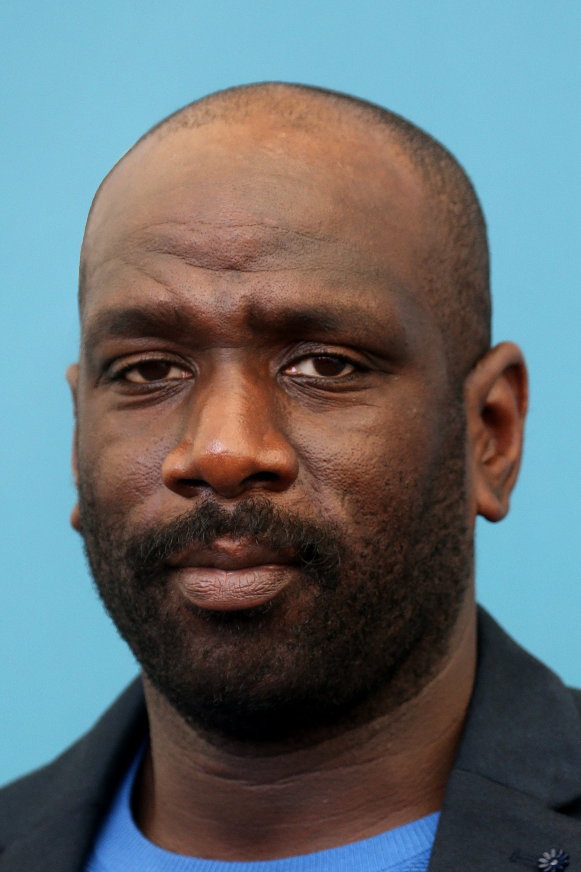 Steve Tientcheu as Roger Roche in Bâtiment 5