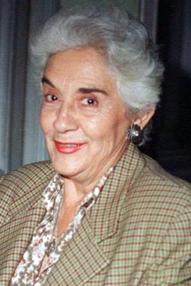 Floria Bloise as Caridad in Son de diez