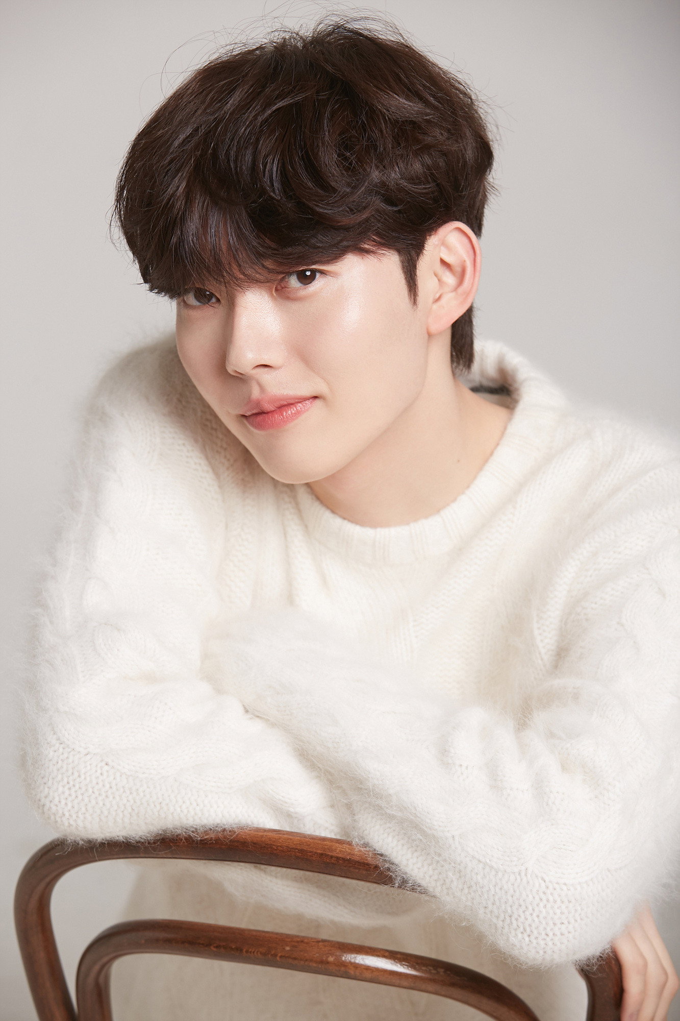 정수현 as Kim Yi Sak in Our First Seventeen
