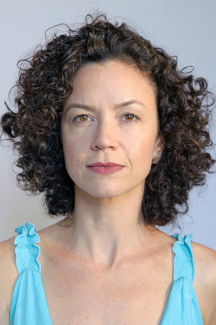 Fernanda Botelho as Claudia in Madalena