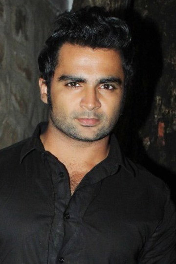 Sachiin Joshi as Karan Ajmera in Amavas