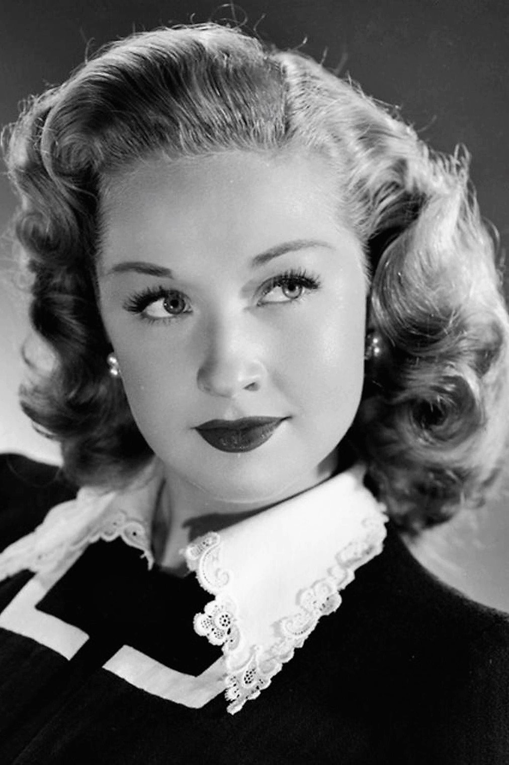 Bonita Granville as Estelle Mitchell / Linda Mitchell in The Guilty