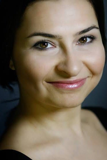 Ayça Işıldar as Serap in Kadınları Anlama Kılavuzu