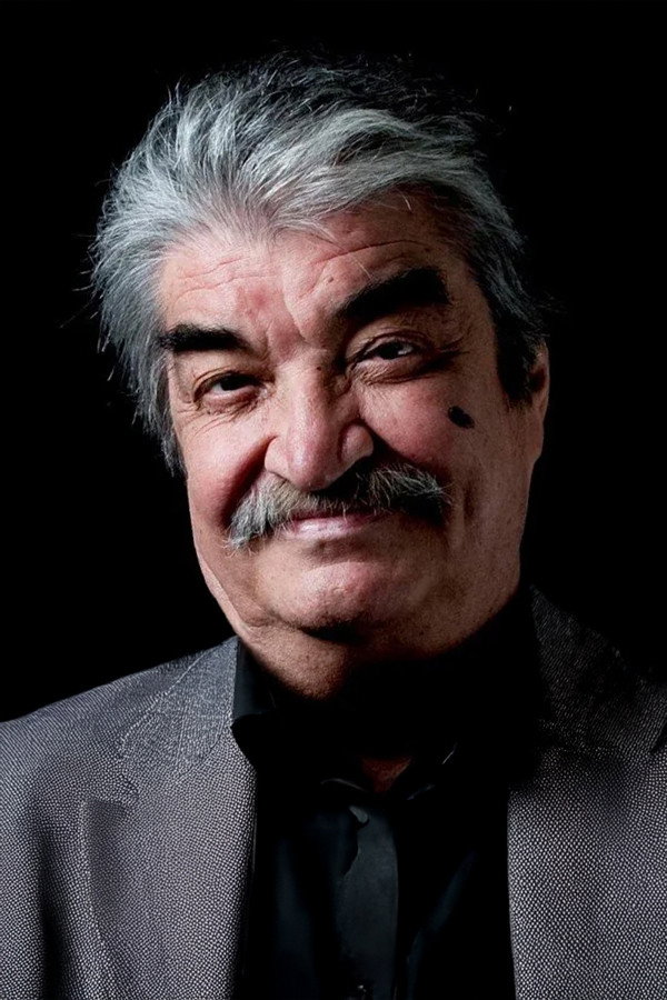 Bülent Kayabaş as Tahir Bey in Başrolde Aşk