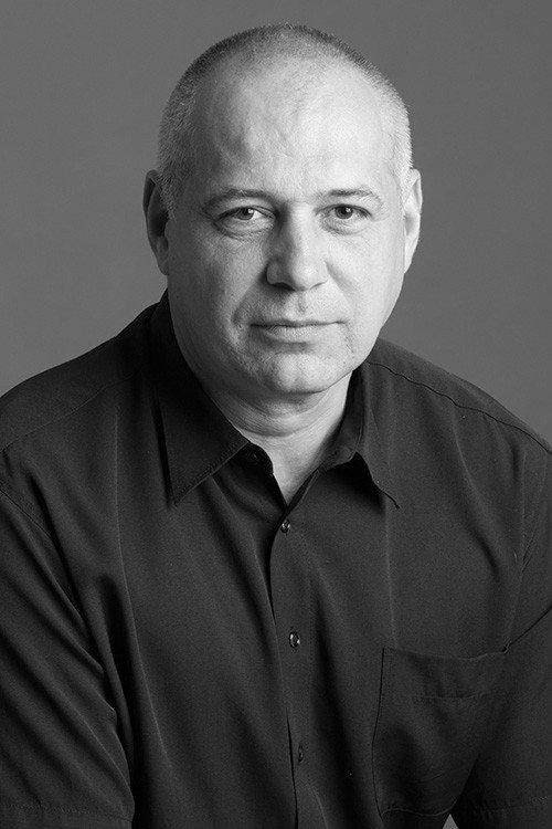 Róbert Ilyés as Gróf Rokoczay Károly in Bátrak földje