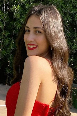 Tasneem Matar as دينا in Family Business