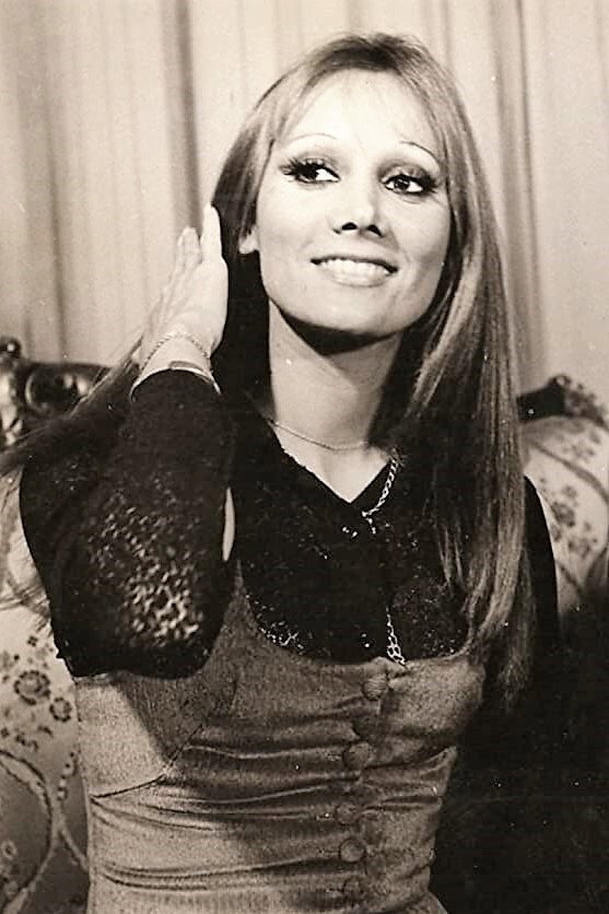 Nené Morales as Loren in Un curita cañón