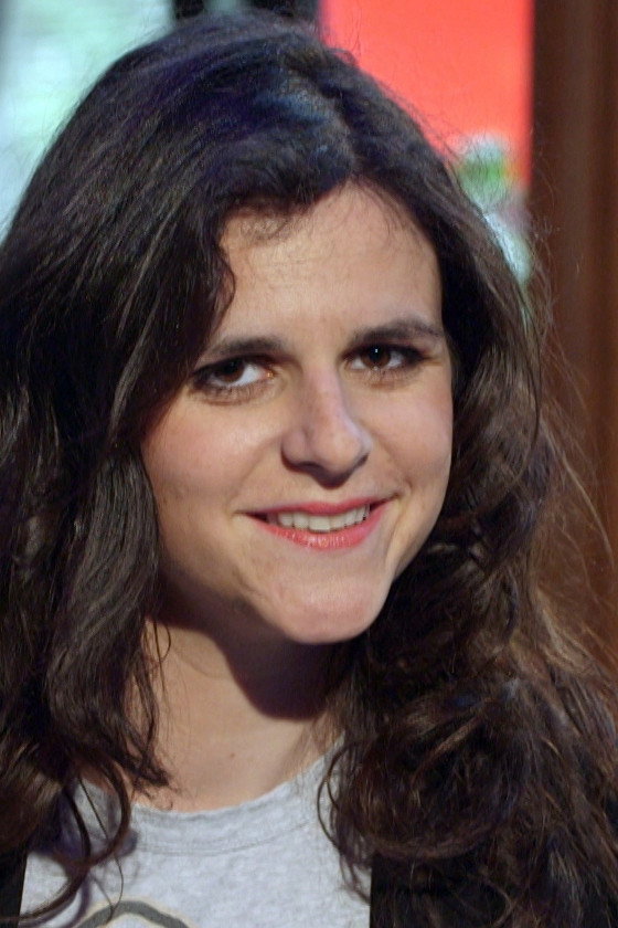 Laura Domenge as Self - Panelist in Piquantes !