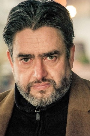 Alexander Hörbe as Dr. Knut Vögele in Das Geheimnis in Siebenbürgen