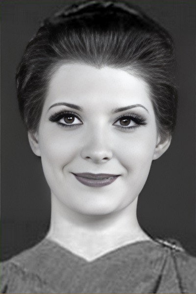 Maija Eglīte as Эвис Крайтон in Theatre