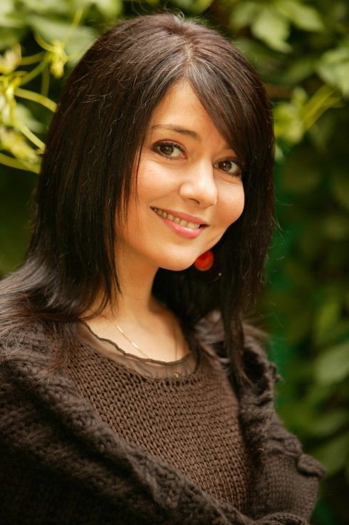 Oana Sîrbu as Larisa in The Extinct Volcano