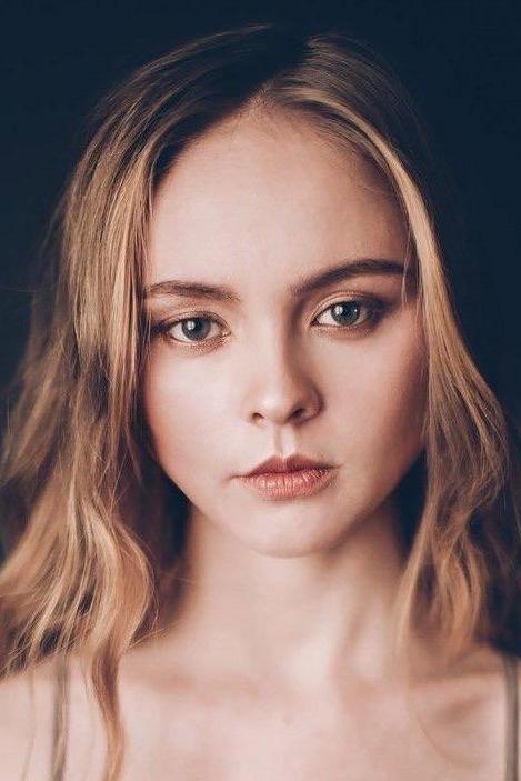Ксения Отинова as Sokolova in Kafe Kuba