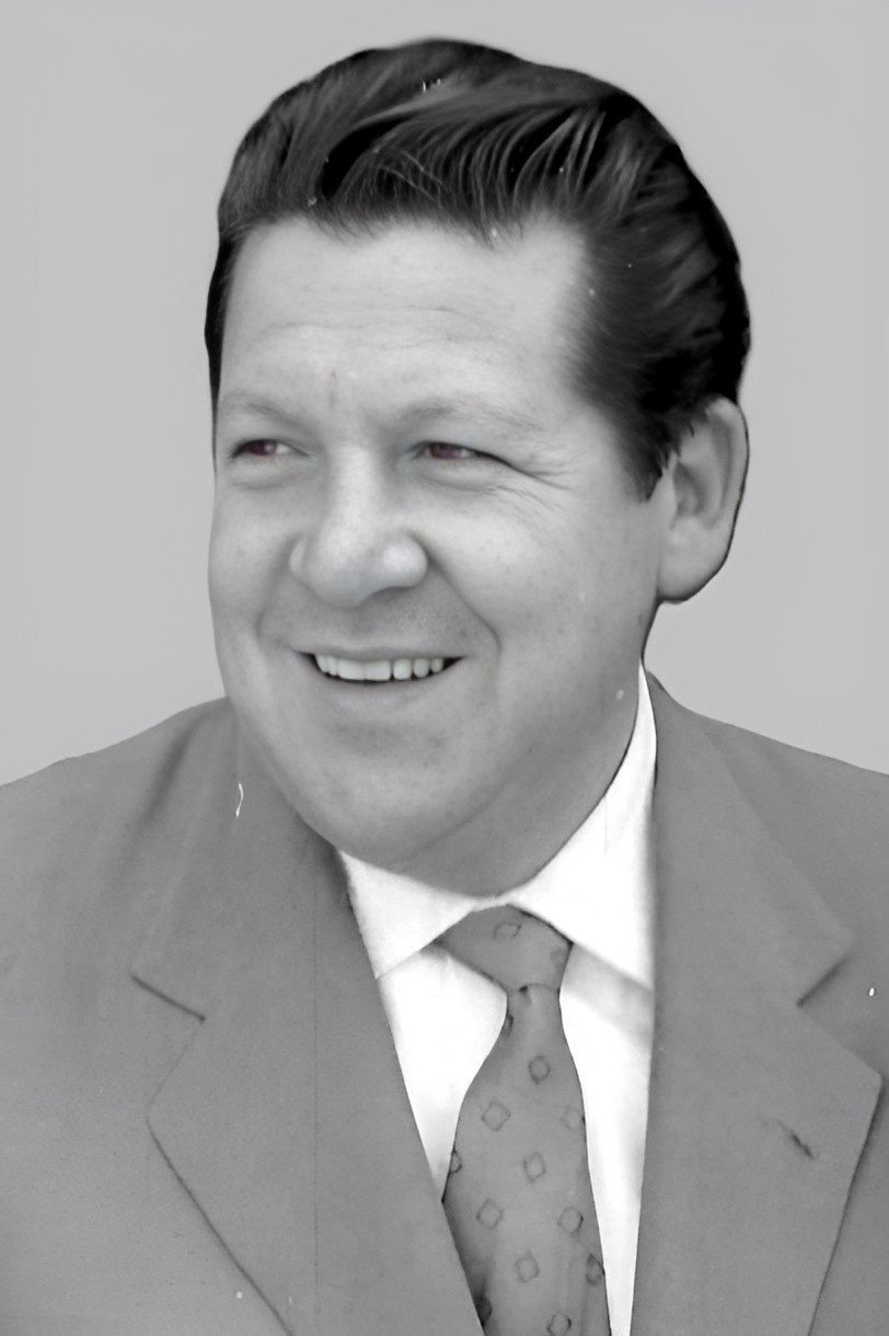 Fernando Sancho as Don Anselmo in La mujer es un buen negocio