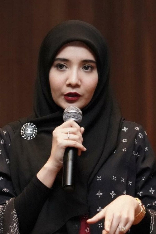 Zaskia Sungkar as Zahra in Roh Fasik
