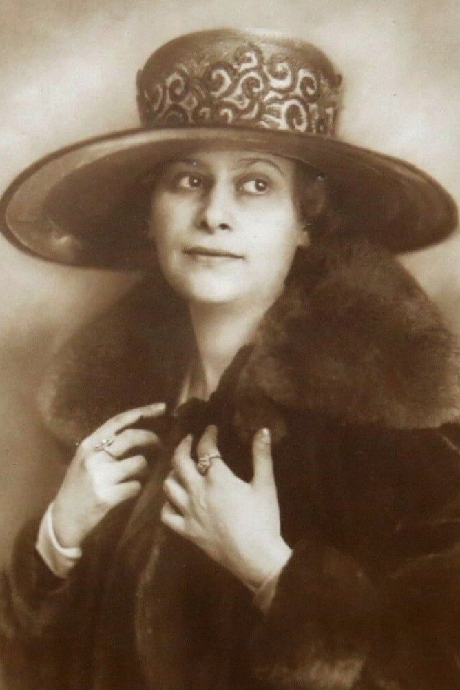 Wanda Treumann as Fifi in Fifi's House