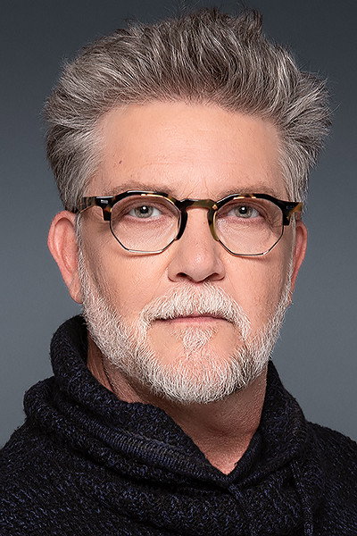 Kiko Mascarenhas as Tavares in Tapas & Beijos