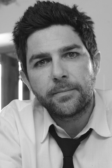 Raúl Julve as Silvio in Las cerezas del cementerio