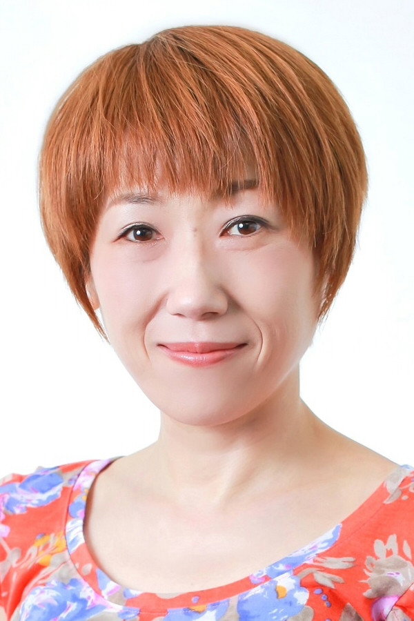 小平有希 as Akiko Tanizaki (voice) in Looking Up at the Half-Moon