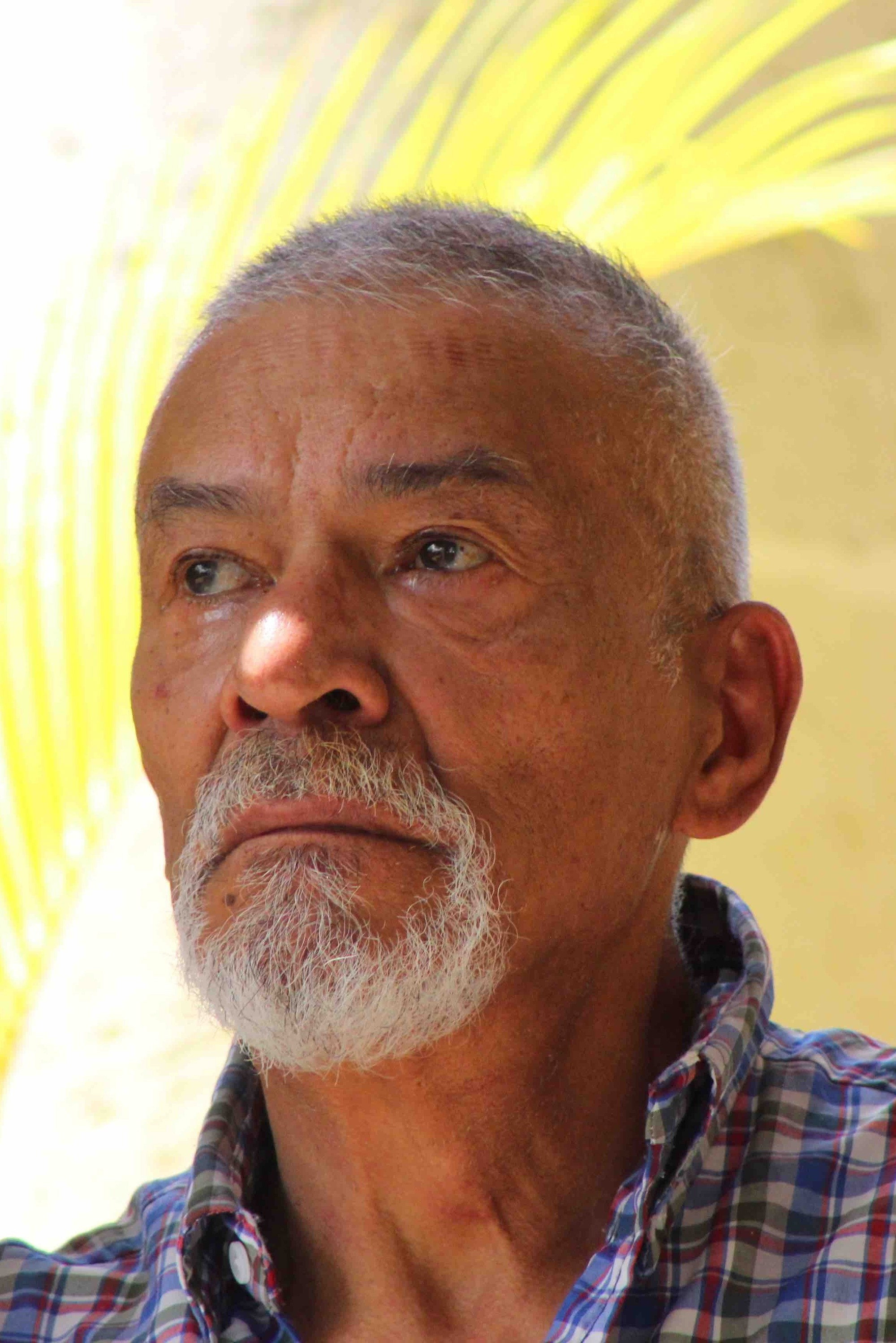 Roberto Oropeza as Viejo in Superficie o Perder el Tiempo en los Espacios Más Relucientes