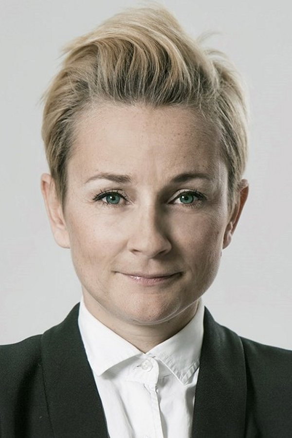 Ane Cortzen as Host in Danmarks bedste portrætmaler