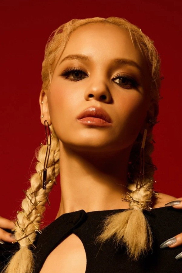 NVEE as Self - BLACKSWAN in K-Pop Idols
